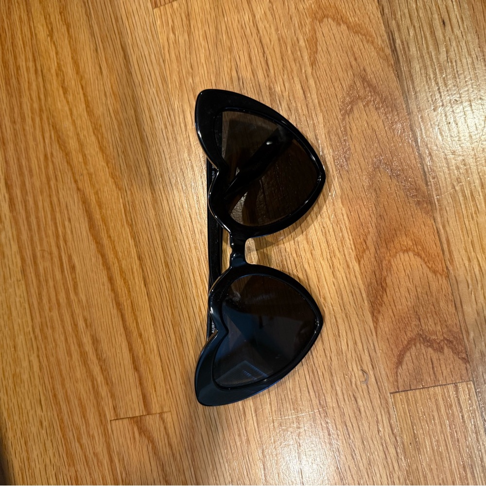 Chic Black Cat-Eye Sunglasses